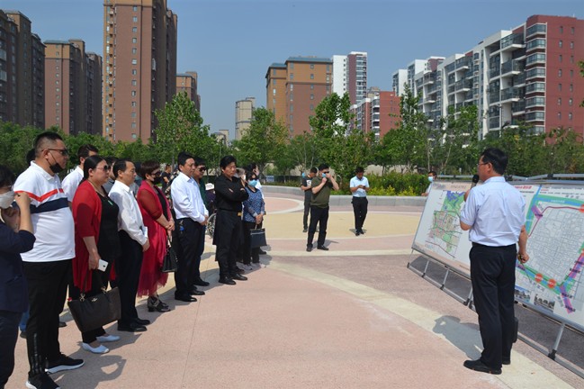 并在现场听取"一渠六河"工程建设管理有限公司总经理马绍君对该项